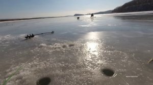 Необычная рыбалка на первом ЛЁДу 2023 - 2024: Рыба прёт в удивительных количествах