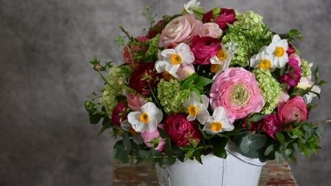 Композиция с тюльпанами, нарциссами и вибурнумом