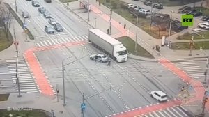 موسكو.. شرطي يمنع حادثا مروريا بإيقاف شاحنة فاقدة للسيطرة