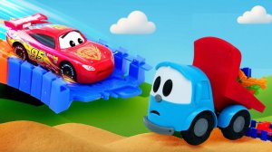 Грузовичок Лева и Маквин нашли гоночный трек в песочнице! ️