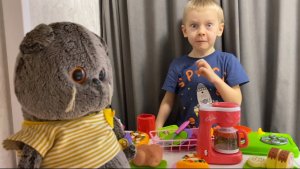 БАСИК пришёл после школы в кафе к Вовке / Семейка Басиков и Мисс Фаина