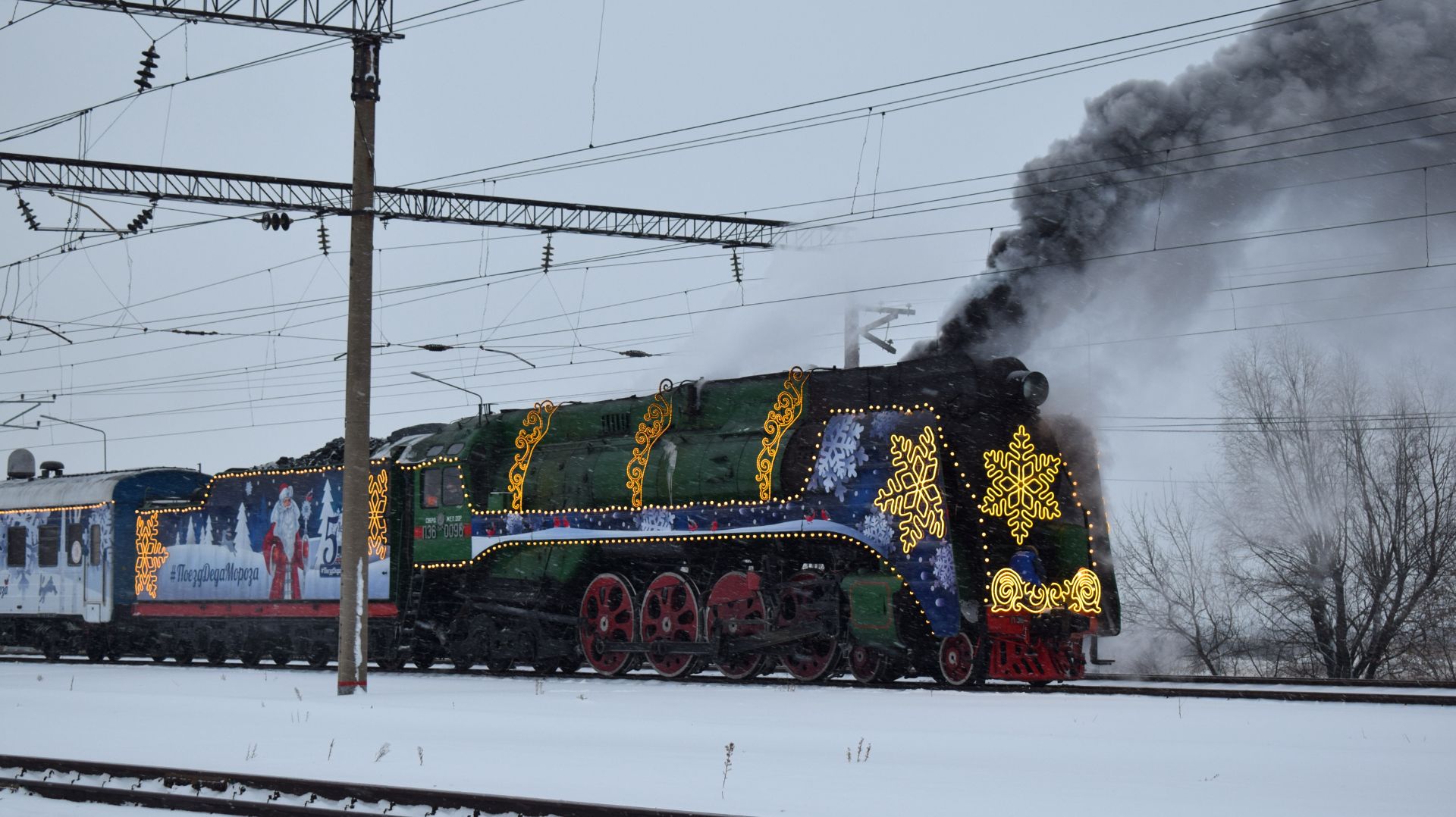 Паровоз П36-0096 с "поездом Деда Мороза" (Алтайский край). смотреть онлайн