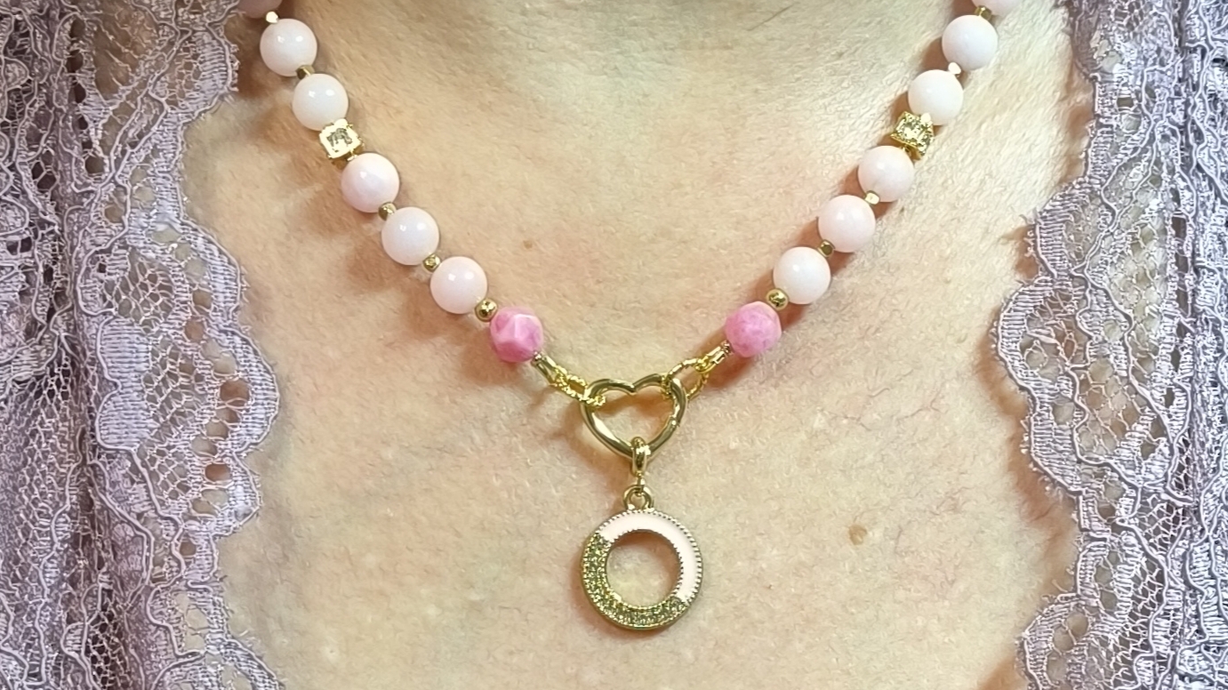 Бусы (чокер) из розового Перуанского опала и белого агата с подвеской.