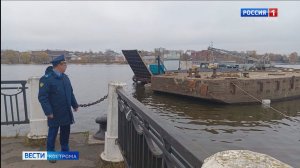 В Костроме из-под воды подняли дебаркадер