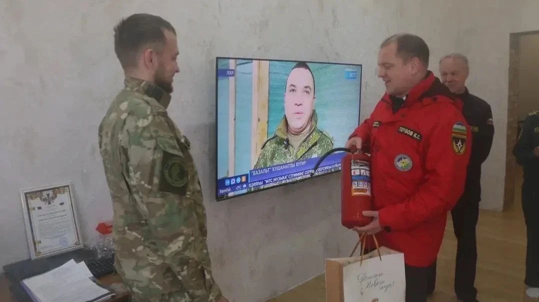 Кирилл Первов вручил юбилейный пожарный извещатель участнику СВО