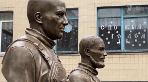В Донецке ко Дню Героев Отечества установлены бюсты Ивану Коковину и Майклу Глоссу.