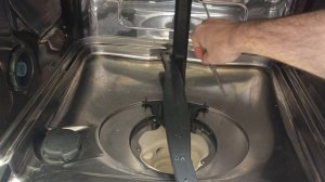 Чистка разбрызгивателей на посудомоечной машине.