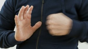 Боец ММА из Омска сломал жене нос из-за плохо помытой раковины