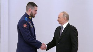 Владимир Путин вручил Золотые Звезды военнослужащим - героям спецоперации.