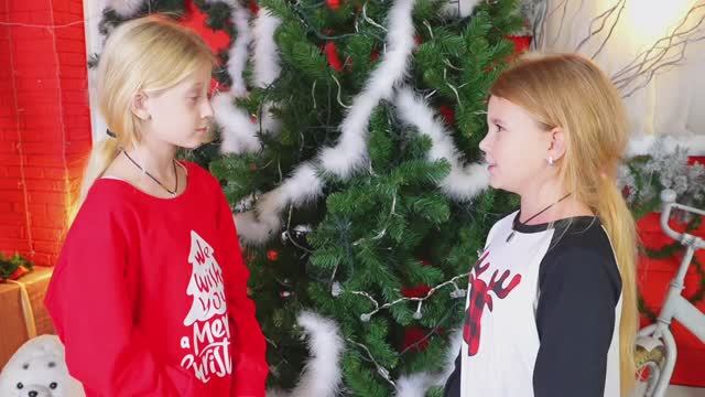 Вероника и Бетти выбирают новогоднюю елку