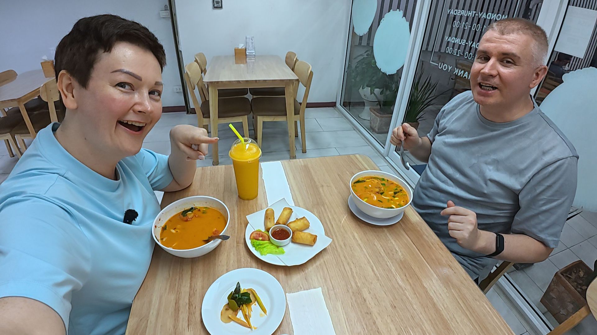 Мукбанг нашли ВКУСНЕЙШИЙ недорогой Том Ям по совету дяди Серёжи в Паттайе) Налопались в кафе Таиланд