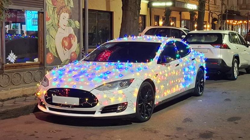 Юрист оценила шанс получить штраф за гирлянду в машине