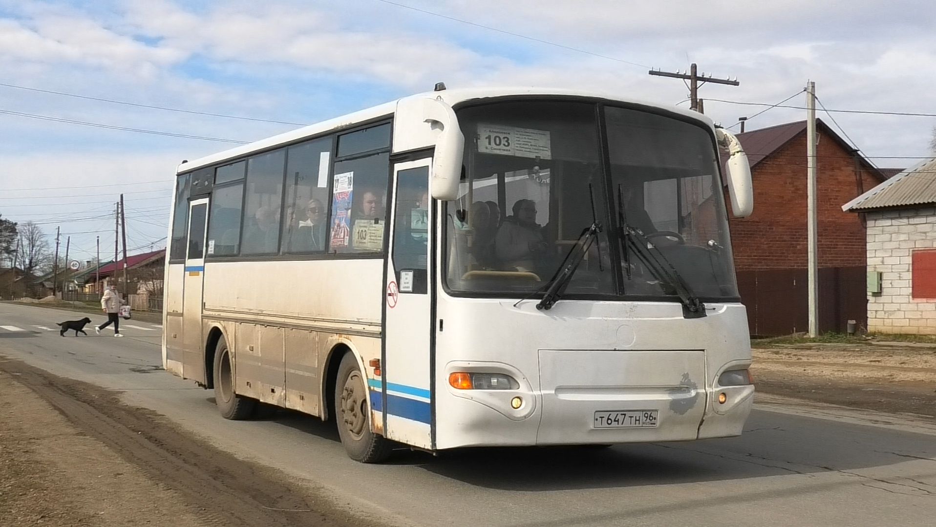 Автобус Алапаевска ПАЗ-4230-01 (1-1) (КАвЗ) № Т 647 ТН 96 маршрут 1039 на остановке "Стройучасток"