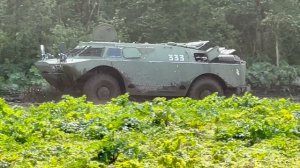 Вездеход Амфибия БРДМ-2 ползёт по грязи