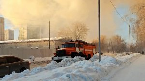 В Новосибирске загорелось здание педколледжа: кадры с места ЧП.