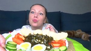 Мукбанг яйца вареные, сыр колбасный, овощи. Еда на камеру.