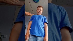 младший брат со мной дерётся