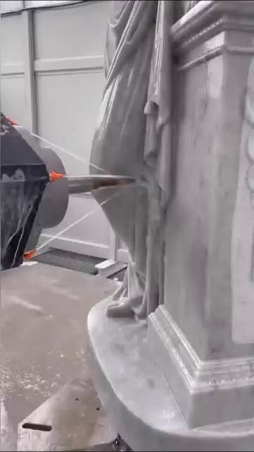 🤖 Робот скульптор  Посмотрите как аккуратно он вытачивает из куска материала все мелкие элементы по