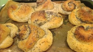 Сегодня у нас Праздник.Напекла пирогов целый стол.