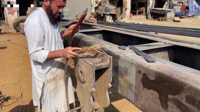 Был автобус, стал грузовик. Пакистанские умельцы.