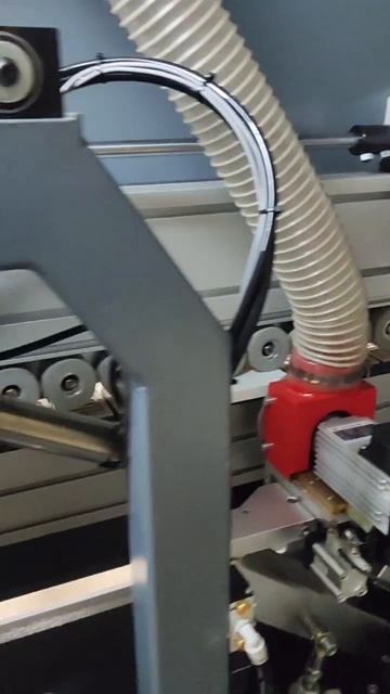 Облицовывание кромок на автоматическом кромкооблицовочном станке Sicar EB-450 D+J+PUR смотреть онлайн