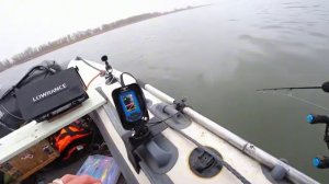 ЗИМНЯЯ РЫБАЛКА С ЛОДКИ! НАЧАЛОСЬ! ЩУКИ И СУДАКИ АТАКУЮТ В ОТВЕС