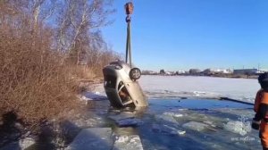 Вот что бывает когда рыбаки заезжают на лед ,трое спаслись водитель утонул