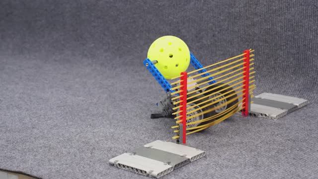 Эксперимент по разбиванию стены скоростным автомобилем LEGO