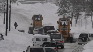 Невероятной силы снегопады обрушились на Дальний Восток: видео.
