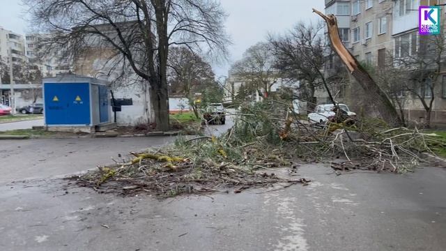 Стихия в Керчи: коммунальщики продолжают ликвидировать последствия сильного ветра смотреть онлайн