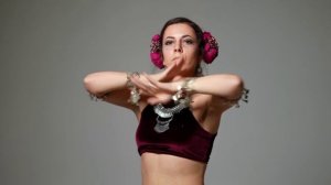 Женщина в танце.