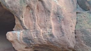 На красные камни.