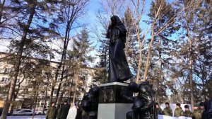 Памятник "Матерям победителей" открыли в Биробиджане в День Героев Отечества.