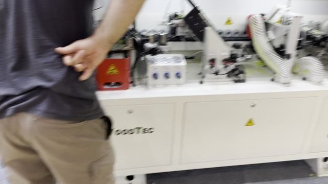 Автоматический кромкооблицовочный Woodtec compact M видео с выставки смотреть онлайн