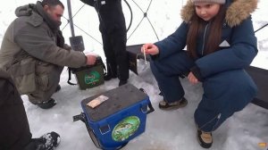 Поставил палатку, затопил печку и ловим рыбу в комфорте!!! Зимняя рыбалка с детьми