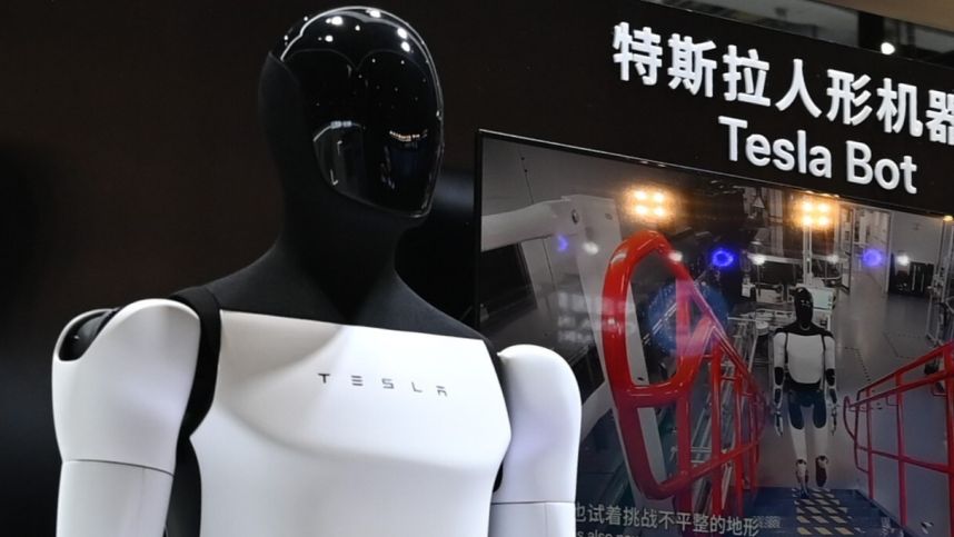 Компанию Tesla обвинили в обмане после видео со странным падением робота