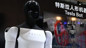 Компанию Tesla обвинили в обмане после видео со странным падением робота