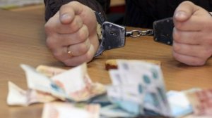 Приморец сядет на 8 лет за взятку в 1,8 млн рублей за ускоренный выпуск авто