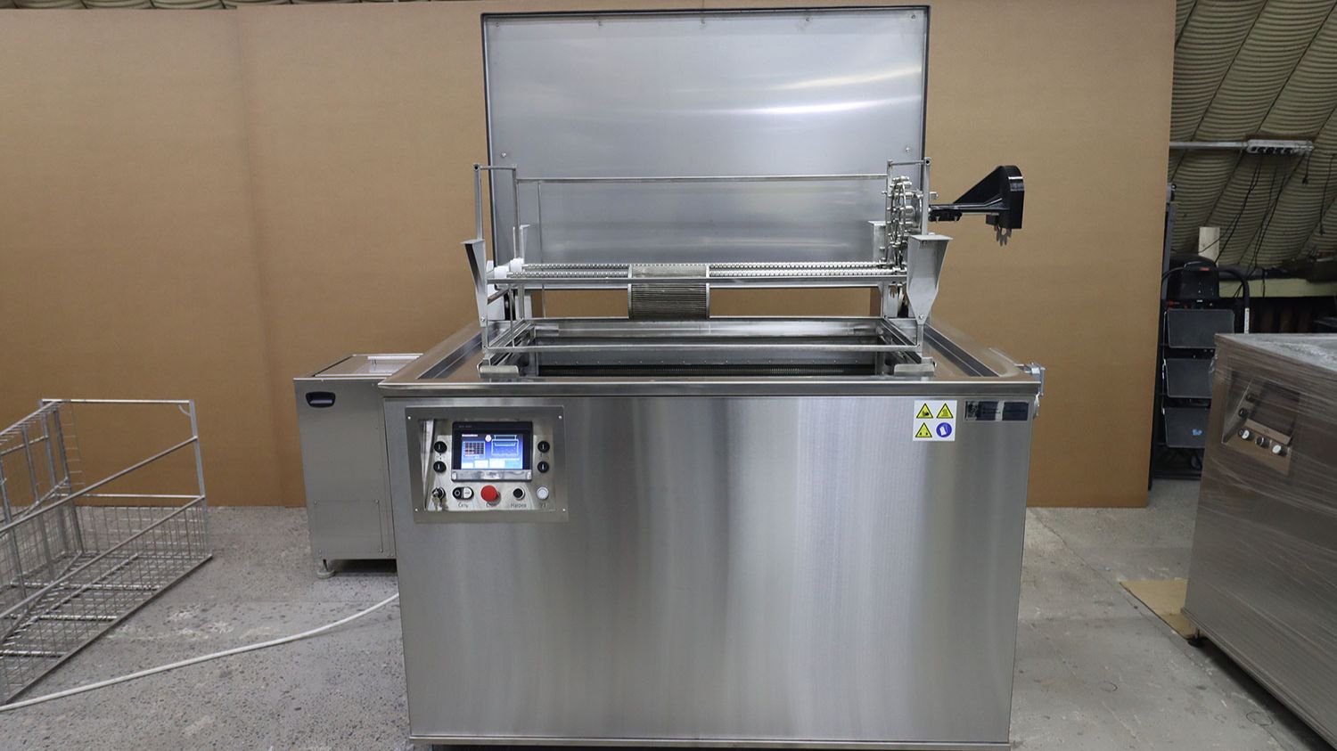 Ультразвуковая ванна с оснасткой для очистки фильтров и подъемной платформой смотреть онлайн