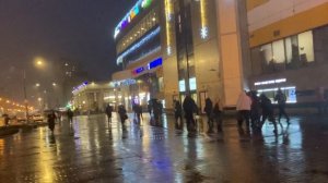 Дождь усиливается.