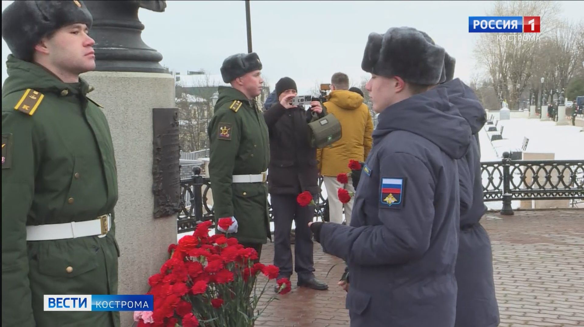 Костромичи возложили цветы к бюстам героев-земляков