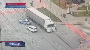 В Москве инспектор ДПС на ходу остановил неуправляемую фуру