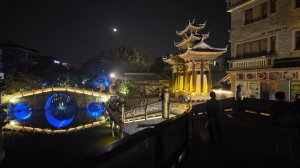 Ночной канальный город  с ресторанами и красивой подсветкой - Жизнь в Китае 377