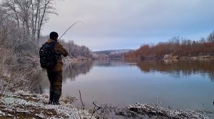 До первого льда - один шаг! Поймать несмотря ни на что. Рыбалка на заснеженной реке