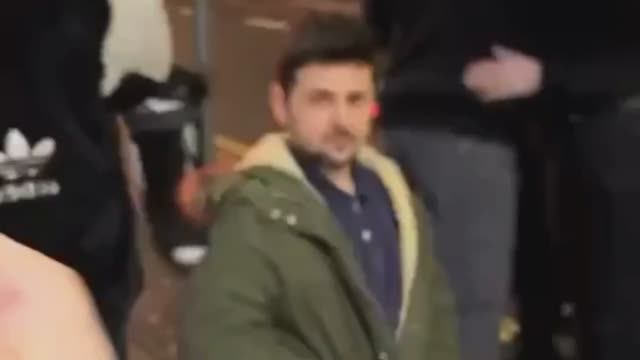 Зеленский кошмарит людей на улицах смотреть онлайн