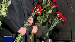 В ОРЕНБУРГЕ ВОЗЛОЖИЛИ ЦВЕТЫ К ВЕЧНОМУ ОГНЮ