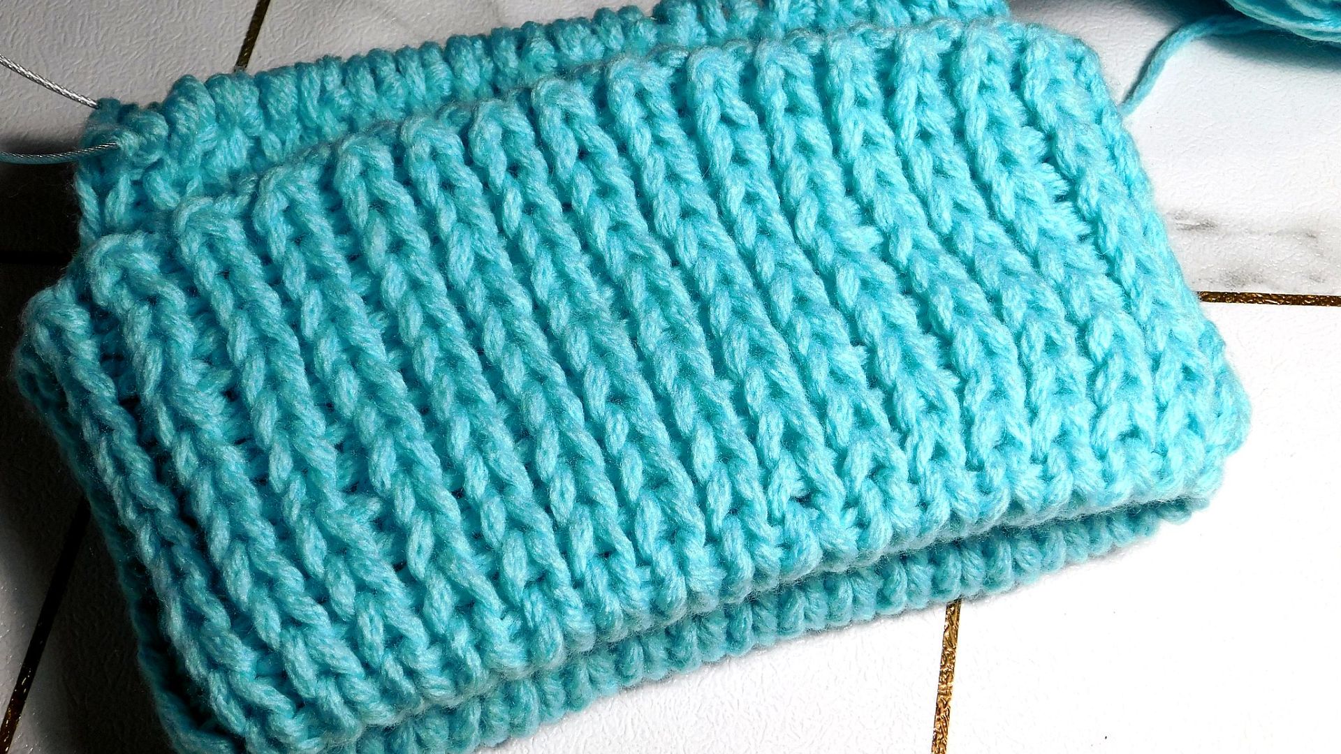 Я ПОНЯЛА, ЧТО ИМЕННО ТАК УДОБНО ФИКСИРОВАТЬ ОТВОРОТ У ШАПКИ, СВЯЗАННОЙ ИЗ ТОЛСТОЙ ПРЯЖИ