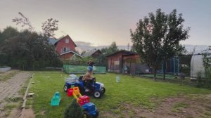 Электро трактор играем с братом