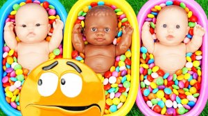 Мультики для детей. Яркие кукляшки и конфетки ЭмЭнДенс в ванночках. Смотреть мультики для малышей.