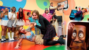 СЕКРЕТНОЕ ВИДЕО В КАМПУСЕ! ДЕВОЧКИ УСТРОИЛИ РАЗБОРКИ! НОВЕНЬКИЙ ОБЛОМАЛСЯ!!!